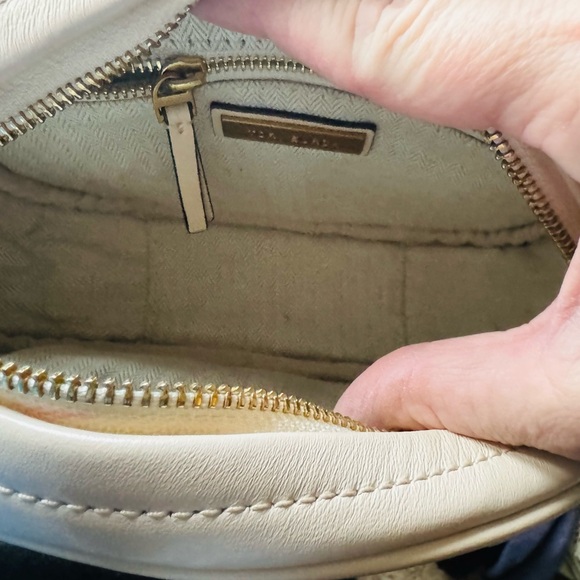 Tory Burch Kira Cream Quilted Zip Top Camera Bag. - Picture 4 of 10